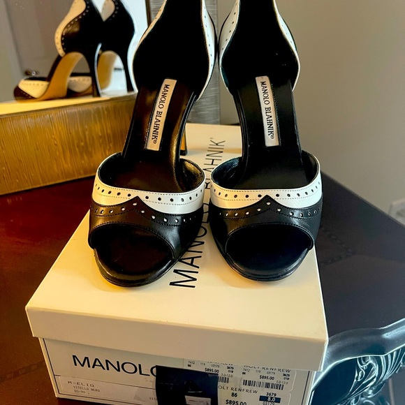 Manolo Blahnik
White & Black open toe low heel sandal
Size 8 - Picture 2 of 3